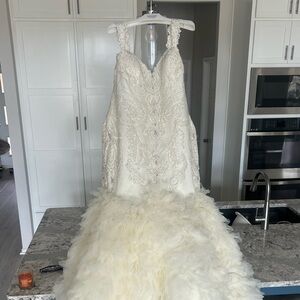Winnie Couture Wedding Dress. Size 12 in the color pearl. Venice.